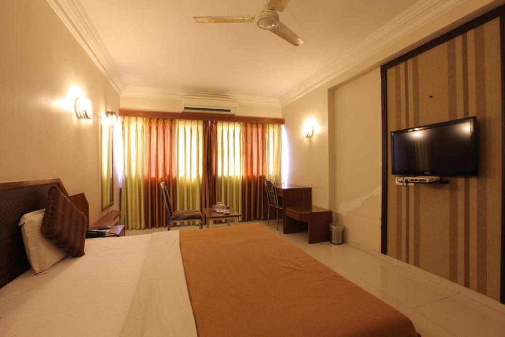 Hotel Prudent Vadodara Exterior photo
